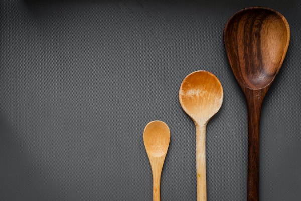 Houten lepels en spatels naast elkaar