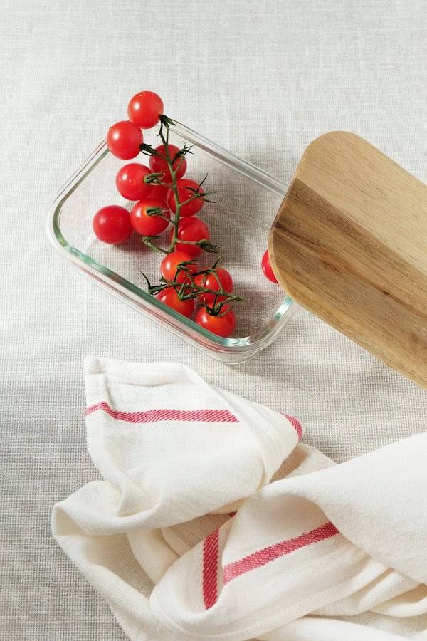 Glazen ovenschaal met tomaten op een lichte ondergrond